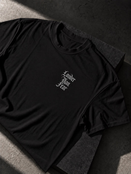 Schwarzes Louder Than Fear Essential Tee mit dezentem Brustprint – Clubstyle Motorrad T-Shirt