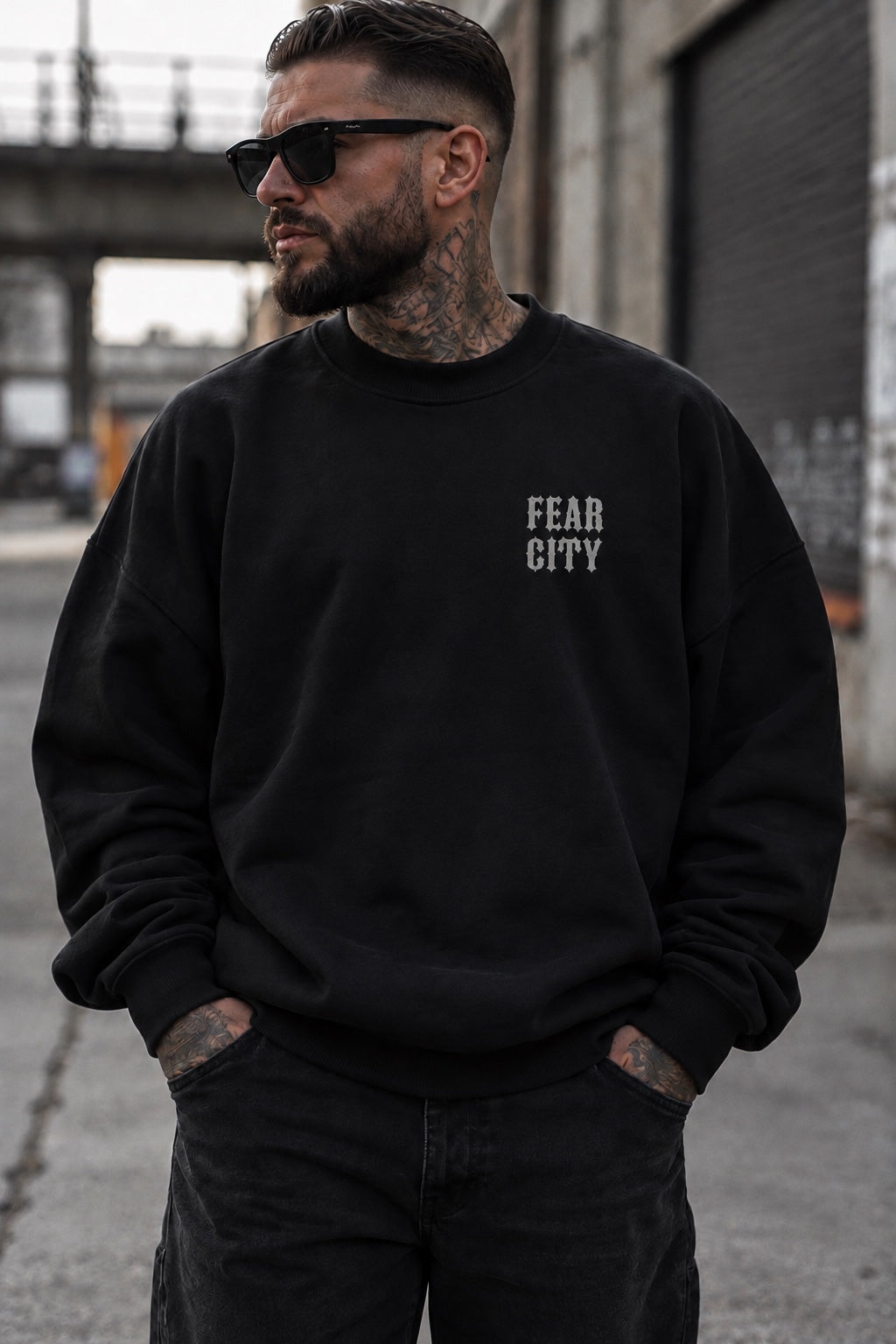 FEAR CITY CREWNECK schwarz – Frontansicht am Model mit grauem FEAR CITY Brustprint