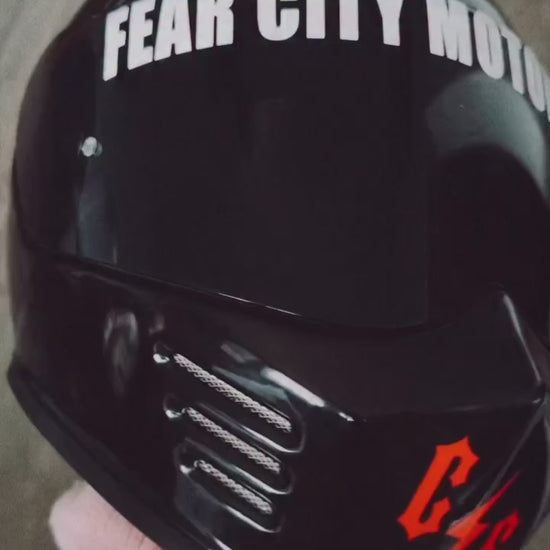 Clubstyle Chopper Sticker für Motorrad Fans - robuster Vinyl
Aufkleber mit Transferfolie für Tank, Helm, Garage oder Werkzeugkiste.
Fear City Design mit persönlicher Note, perfekt für Custom Bikes & Szene-Biker.
