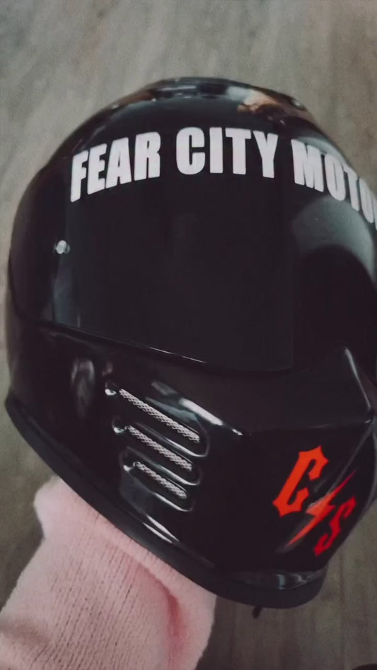 Clubstyle Chopper Sticker für Motorrad Fans - robuster Vinyl
Aufkleber mit Transferfolie für Tank, Helm, Garage oder Werkzeugkiste.
Fear City Design mit persönlicher Note, perfekt für Custom Bikes & Szene-Biker.