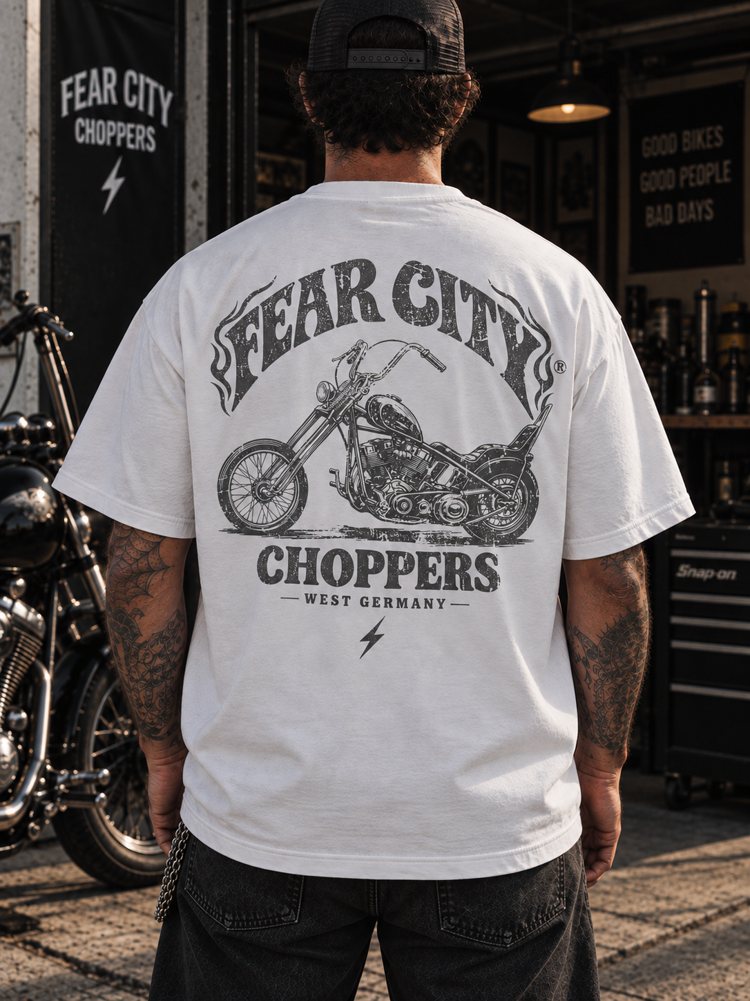 Fear City SEVEN TEE weißes Chopper Motorrad T-Shirt mit grauem Backprint am Model